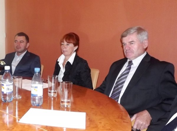 На фото: депутат Волинської обласної ради Сергій Мартиняк, голова фонду Європейський вектор Галина Бедрич, керівник конвойної групи Вільфрід Фогель під час прес-конференції 8 травня у Луцьку